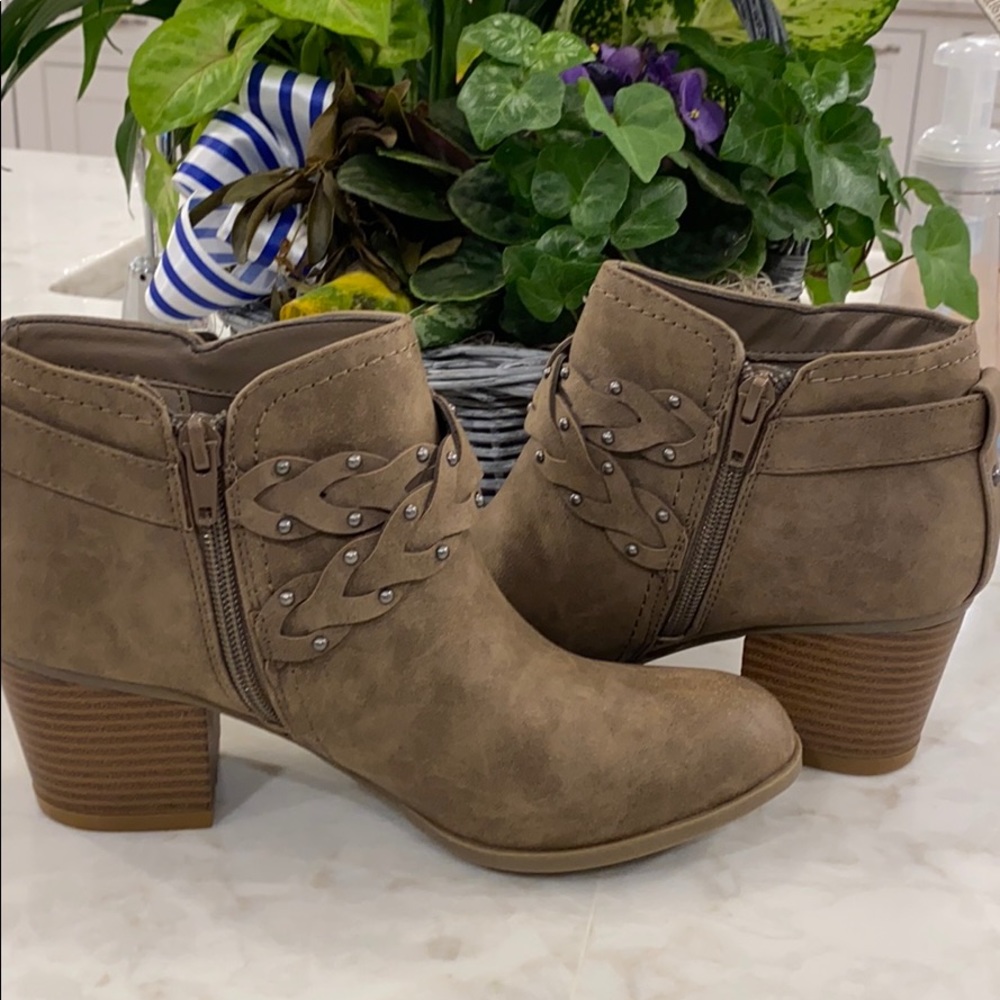 Women’s brown booty